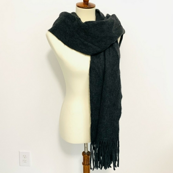 NWT Coordinated Sets Steve Madden Emogi Happy Slippers and Oversized Scarf - Picture 9 of 16